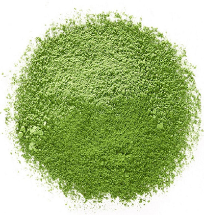 Ceremonial Japan to wyjątkowa japońska matcha ceremonialna najwyższej jakości, przeznaczona do codziennego rytuału picia herbaty. Ta ekskluzywna matcha powstaje z pierwszego, wiosennego zbioru młodych liści, które przed zbiorem są tradycyjnie zacieniane, co nadaje jej charakterystyczny żywy zielony kolor i wyjątkowy profil smakowy.
W opakowaniu doypack o pojemności 100 gram znajdziesz matchę o aksamitnej konsystencji i delikatnym smaku z wyraźnymi nutami umami. Naturalna słodycz i minimalna goryczka czynią ją idealnym wyborem zarówno dla osób rozpoczynających przygodę z matchą, jak i dla doświadczonych koneserów poszukujących najwyższej jakości produktu.